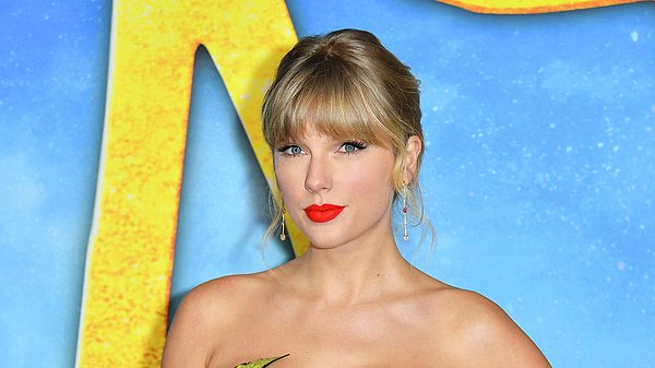 6. "Taylor Swift'e benzeyen şişme bir bebekle akşam yemeği yemek istedi."