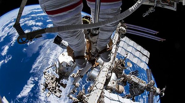 İstasyonda ABD tarafı astronotlara yaşam desteği sağlıyor. Rusya tarafı da istasyonun itilmesinden ve ayakta kalmasından sorumlu.