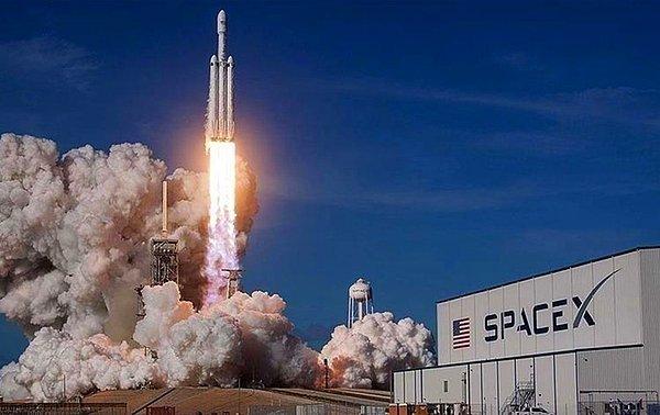 SpaceX, kendi alanında sık sık ilklere ve başarılı işlere imza atmayı başarıyor. Aynı zamanda uzay projeleri kapsamında NASA ile de ortaklaşa çalışıyor.