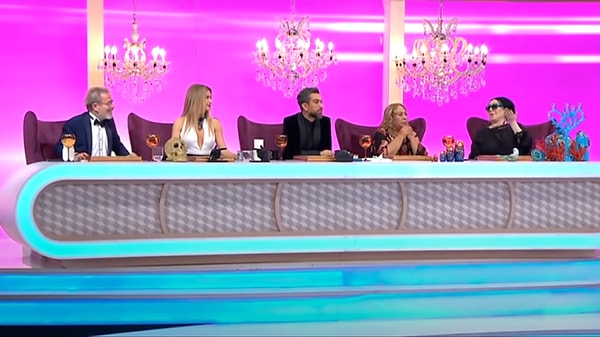 Jüri üyeleri Uğurkan Erez ve Nur Yerlitaş, Bergen'in sahnesine gittikleri günü anlatırken Dilber Ay ise, Bergen'in Halis Serbest'le olan ilişkisiyle ilgili konuştu.