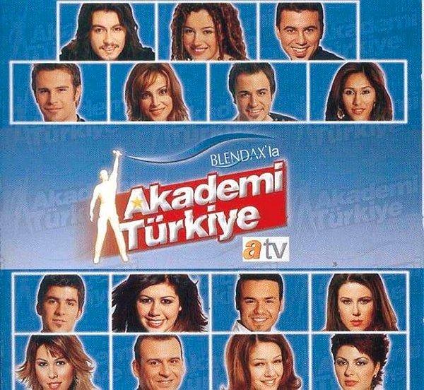Akademi Türkiye 2004 yılında ATV ekranlarında yayınlanan ve o dönem büyük ses getiren yarışma programlarından bir tanesiydi. Severek izlenen bu müzik yarışmasında Barış Akarsu, Özgür Çevik, Deha Bilimlier, Tolga Futacı gibi isimlerle tanışmıştık.