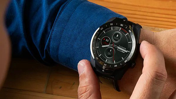 Ticwatch Pro iki yıl önce çıkan bir model olmasına rağmen hala güncel ve Android kullanıcıları için oldukça başarılı bir seçenek olarak öne çıkıyor.