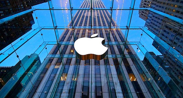 14. Eski bir Apple çalışanı olan Dhiendra Prasad’ın teknoloji devi şirketi 10 milyon dolar dolandırdığı iddia edildi. 2008-2018 yılları arasında şirkette çalışan Prasad’ın kara para aklama, komisyon alma ve hırsızlık gibi suçlardan beş yıldan yirmi yıla kadar hapis cezası alabileceği belirtildi.