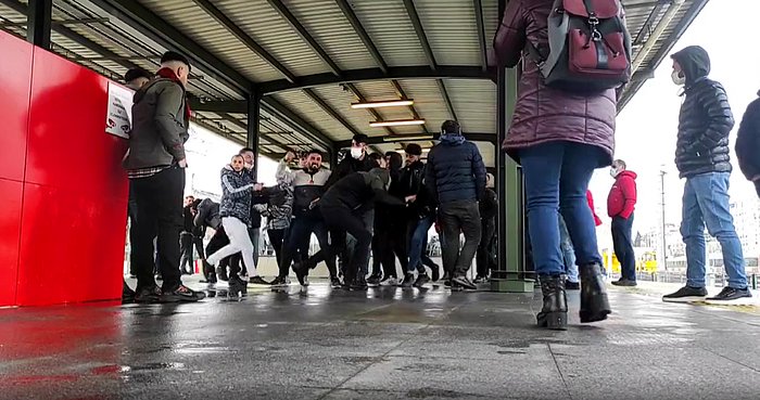 İstanbul'da Metrobüs Durağında Terör Örgütü Sloganı Attıklarını İddia Ettiği Gruba Saldıran Vatandaş