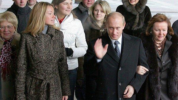 Bir başka kullanıcı ise Putin'in ailesini gizli bir "yer altı şehrine" göndererek nükleer serpintiden korumak istediğini iddia etti.
