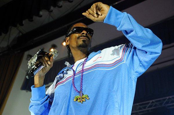 Ünlü rapçi Snoop Dogg'u sevilen parçalarıyla olduğu kadar renkli kişiliği ile de tanıyoruz.