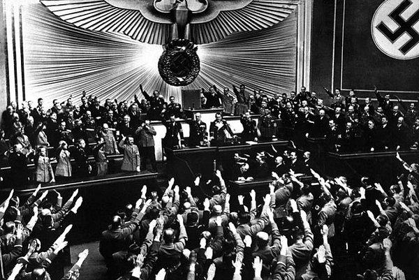 Bugün dünyada neler oldu? Enteresan bir şekilde bundan 89 yıl önce Adolf Hitler meclisten "KHK" yetkisi alıyor, bana tanıdık geldi.