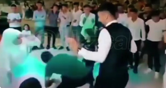 Düğünde Havaya Saçılan Paraları Toplamaya Çalışan Çocukları Döverek Uzaklaştıran Gelin