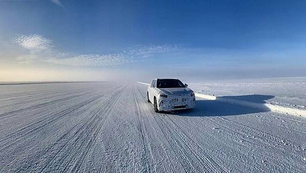 9. Türkiye'nin yerli elektrikli otomobili Togg ile ilgili yeni bir açıklama geldi. Sanayi ve Teknoloji Bakan Yardımcısı Mehmet Fatih Kacır, 2022 yılı sonu itibariyle Togg'un üretime başlamış olacağını açıkladı. Kacır, "Testlerin hepsinde de çok başarılı" dedi.