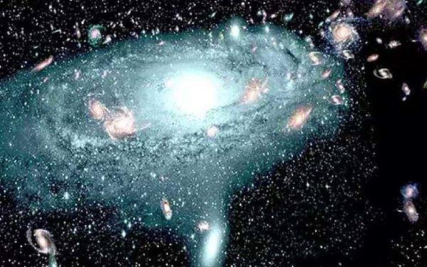 12. Gökbilimcilerin 2019 yılında Samanyolu Galaksi’sinden 16 kat daha geniş, bulanık ve keşfedilmeyi bekleyen ilginç bir halka tespit edildi. Aynı hafta gökbilimci Emil Lenc, ‘garip radyo çemberi’ veya ORC kısaltması ismi verilen ikinci bir halka keşfetti. Peki keşfedilen ‘garip radyo çemberi’ ya da ORC nedir?