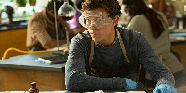 1. Tom Holland'lı Örümcek-Adam filmlerinde Peter Parker, Midtown Bilim ve Teknoloji Okulu isimli kurgusal bir okulda yüksek başarılı öğrencilerin arasında yer alıyor.