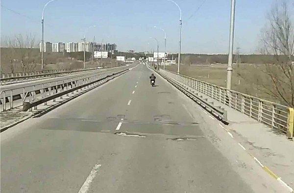 Rus ilerleyişini yavaşlatmak için Ukrayna Ordusu'nun patlattığı İrpin Köprüsü. 👇