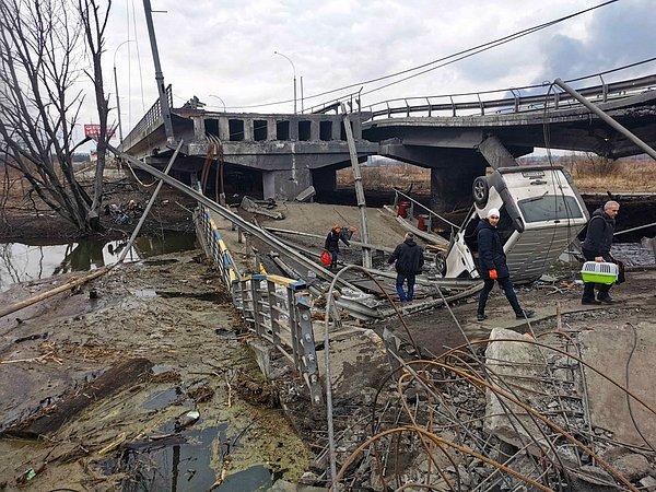 Köprünün ve karşıya geçmeye çalışan insanların görüntüleri sosyal medyada epey paylaşılmıştı.