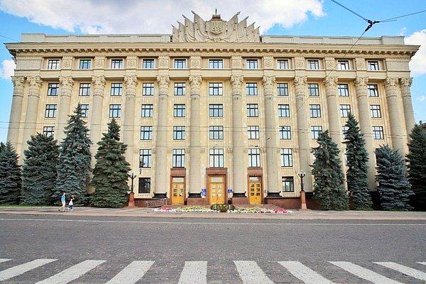 İşgalin ilk günlerinden beri Ukrayna Ordusu'nun tüm şiddetiyle savunduğu Harkov'daki Bölgesel Meclis Binası. 👇