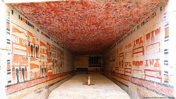 Reuters'in haberine göre, Kahire'nin hemen dışındaki eski bir Mısır nekropolü olan Saqqara'da yakın zamanda beş boyalı mezar ortaya çıkarıldı.