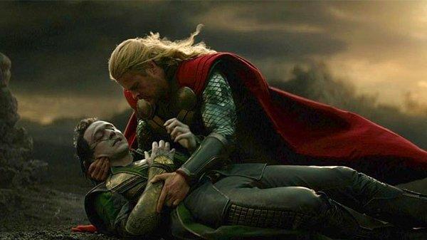 11. Tom Hiddleston, Thor: Karanlık Dünya'daki Loki'nin ölüm sahnesinin aslında gerçek olması gerektiğini söyledi.