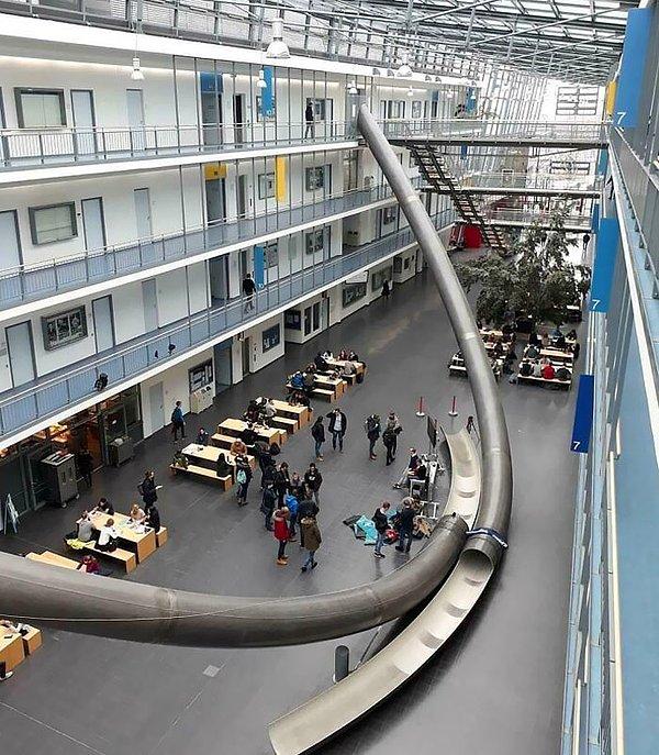 6. Münih Teknik Üniversitesi'nde merdiven kullanmak istemeyenler için kaydıraklar bulunuyor.