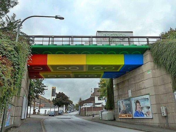 30. Lego şeklinde boyanmış bir köprü 👇