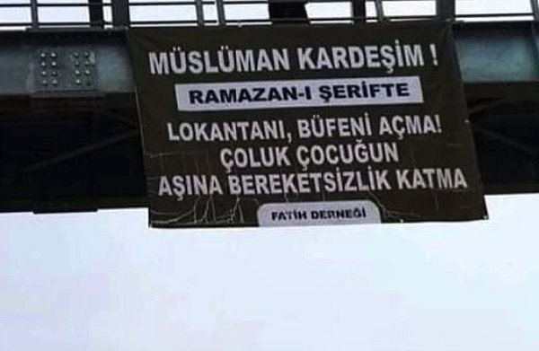 Derneğin astığı pankarttaki ifadelere sosyal medyadan tepki geldi👇