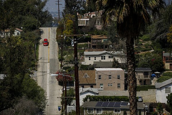 Los Angeles'ta kiraladığı Tesla'yla yüksek hızlı bir gösteri yapmaya çalışan sürücü, aracı park halindeki araçlara ve çöp kutularına çarptı. Olay bu bölgede oldu 👇