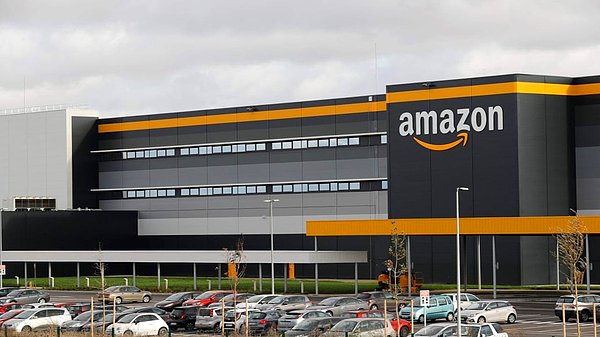 5. 2018'de Türkiye'de de hizmete başlayan dünyanın en büyük e-ticaret sitesi Amazon, artan müşteri taleplerini karşılama hedefleri kapsamında yapacağı 100 milyon dolarlık yeni yatırımla Türkiye'ye ilk lojistik üssünü kuruyor. Bu yılın sonbaharında İstanbul’da hizmete girmesi ve ilk yılında ise binden fazla kişiye istihdam sağlaması bekleniyor.