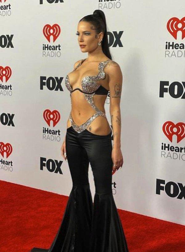 5. Dünyaca ünlü şarkıcı Halsey, 2022 iHeartRadio Ödül Töreni'nde giydiği kıyafetle ortalığı yaktı!