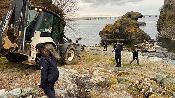 Yapılan itiraf sonrası kayıp dosyasından cinayet dosyasına dönen olayın aydınlatılması için emniyet ekiplerince Kız Kalesi yakınlarında kazı çalışması başlatıldı.