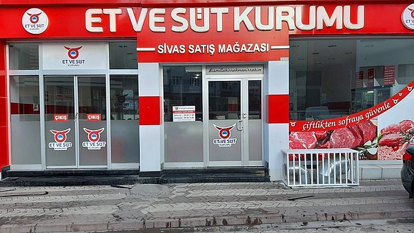 Raporun, zincir marketlerde ucuz et kampanyası dolayısıyla ortaya çıkan 385 milyon TL’lik zararla ilgili bölümünde de yönetimin görevlendirme olmadan bu kararı verdiği belirtildi.