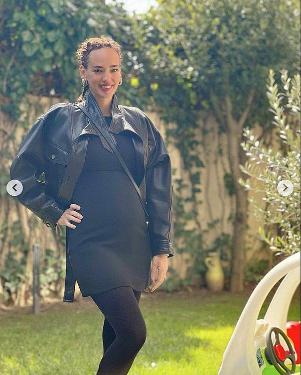 Seda Bakan, 4 aylık hamile olduğunu Instagram hesabında duyurdu.