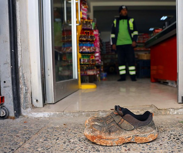 3. Gaziantep'te belediye işçisi Ahmet Ataş, ağaçlandırma çalışmasına ara vererek gittiği markete girmeden önce çamurlu ayakkabılarını çıkarıp, alışveriş yaptı.