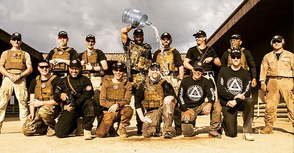 Тим, главный герой истории и ветеран британской войны, услышал о животных, нуждающихся в спасении, и решил, что он подходит для этой работы.