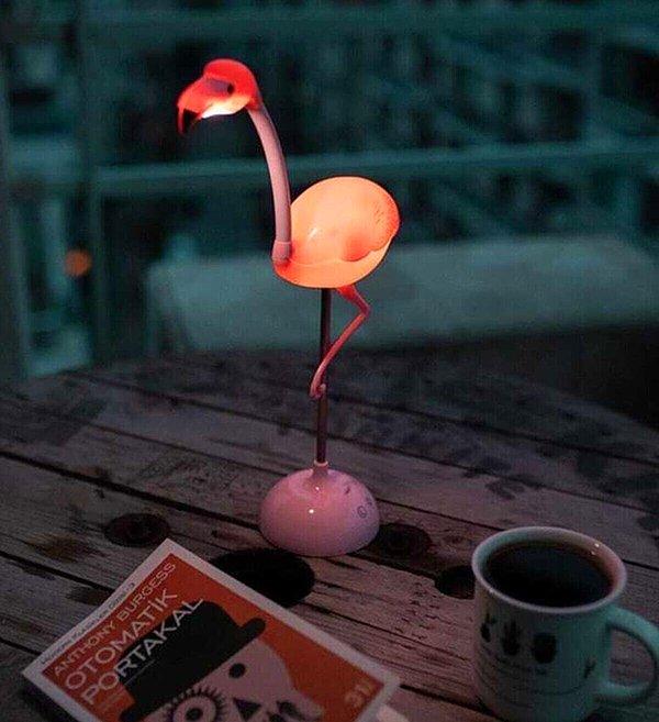 13. Hem dekoratif hem işlevsel flamingo okuma lambası...