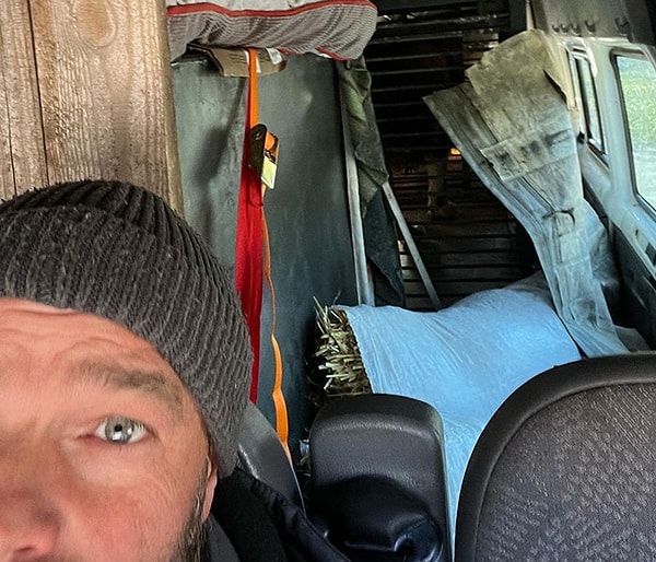 Несмотря на все трудности, им удалось выполнить свою миссию, доставив животных в безопасное место.