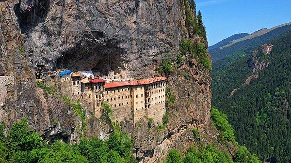 Bu tarihî manastır tam olarak doğa harikası diyebileceğimiz bir konumda yer alıyor. Öyle ki manastırın yer aldığı vadi millî park ilan edildi
