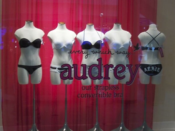 18. "Бюстгальтеры без бретелек. Они либо не держатся, либо их приходится носить слишком туго, что иногда бывает не хорошо для женского здоровья"