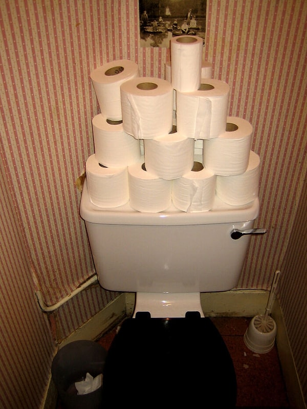 7. "Что можно смывать использованную туалетную бумагу. В детстве родители учили нас выбрасывать бумагу в мусорное ведро, чтобы не забить унитаз. Только в колледже я понял, что мои родители привыкли к этому методу, потому что у них была грязная сантехника там, где они выросли в Центральной Америке."