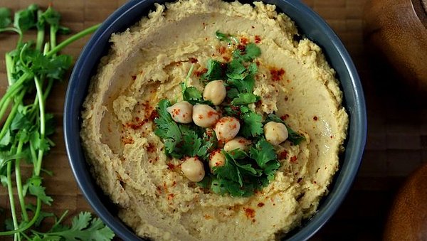 Köşede duran paketin üzerini okuyabildiğimiz kadarıyla beyaz peynirli humus biz sade humus alıyoruz. Hazır bir paket humus 20 TL.