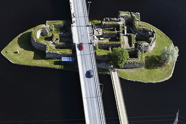 22. Через руины замка построили дорогу (Каяани, Финляндия)