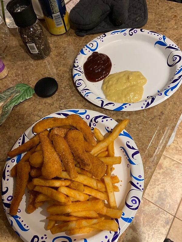 6. Я и моя подруга провели год вместе. Мы оба на мели. Итак, наггетсы и картофель фри, чтобы отпраздновать!