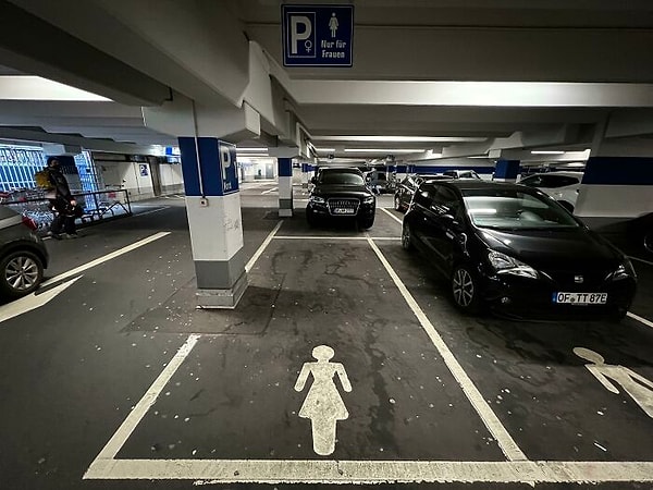 20. Парковка «только для женщин» в Германии. Около 7% насильственных преступлений против женщин происходят в гаражах, и это попытка сделать парковку более безопасной для женщин