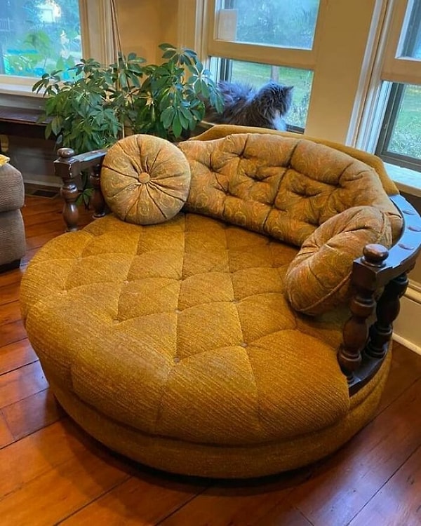 11. Диван из 60-х либо 70-х годов