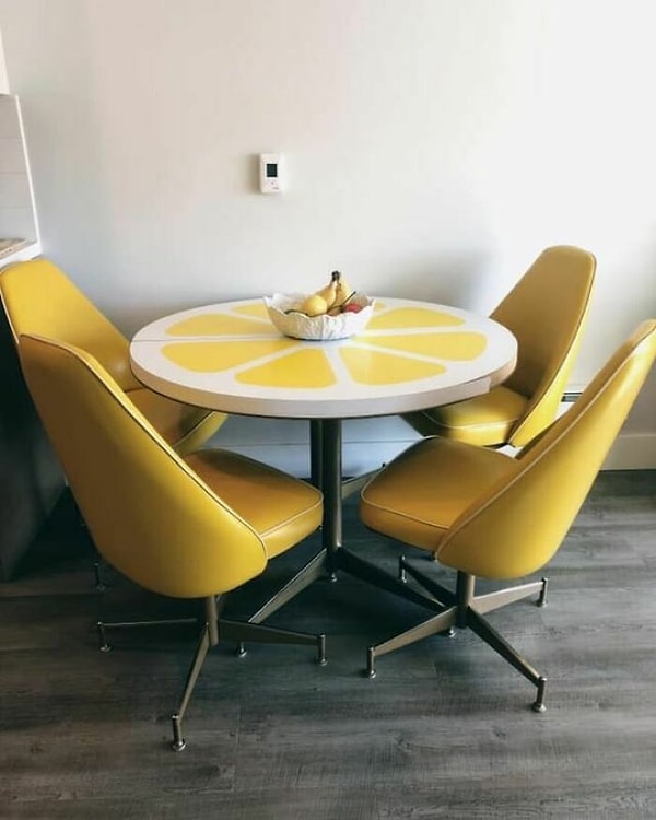 18. "Нашел эту красавицу во время прогулки по моему району в Сиэтле, штат Вашингтон. Церковь делала ремонт и раздавала мебель и принадлежности случайным прохожим"