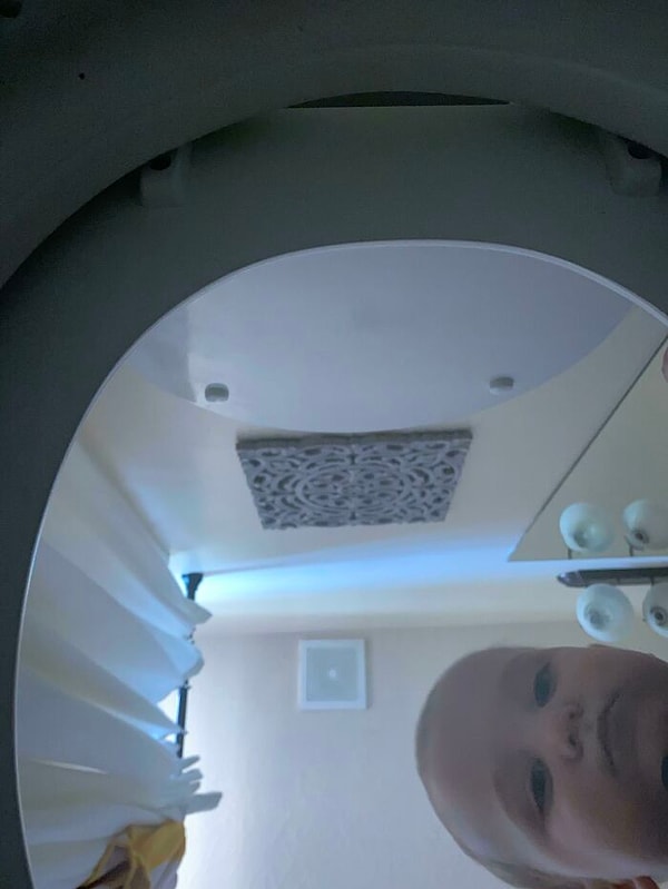 2. Вчера мы нашли телефон моей жены в туалете. Мы не были уверены, кто из наших троих детей положил его туда, пока моя жена сегодня не пролистала ее фотографии