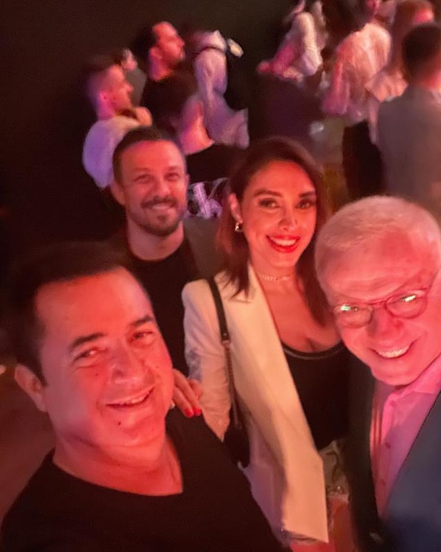 Mustafa Topaloğlu ve eski yarışmacı Yılmaz Morgül'ün de katılacağı iddia edilen birleşme partisinde Zuhal Topal ve Sergen Yalçın yer aldı. Mustafa Topaloğlu ve eski yarışmacı Yılmaz Morgül'ün de katılacağı iddia edilen birleşme partisinde Zuhal Topal ve Sergen Yalçın yer aldı.