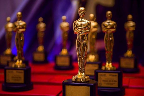 2024 Oscar Ödülleri dün gece sahiplerine kavuştu! Beyaz perdeye damgasını vurmuş birbirinden iyi filmlerin ödüllendirildiği gecede çok sayıda ünlü törene akın etti.