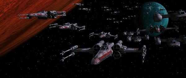 12. 1977 yapımı Star Wars'ta, Ölüm Yıldızı'na saldıran filolar kırmızı ve mavi renkteydi. Ancak mavi, aynı renkteki özel efekt ekranında sorunlara neden olduğu için uzay araçlarının rengi sarı rengi ile değiştirildi.