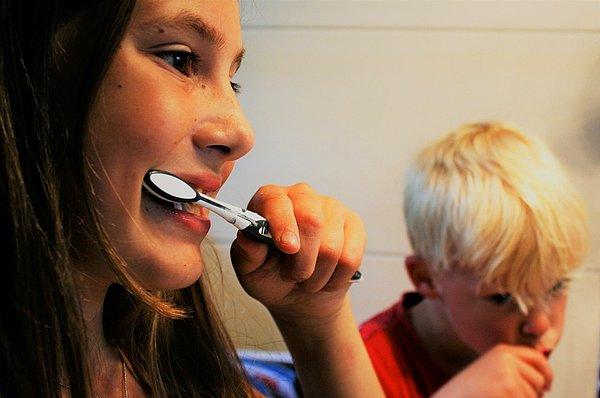 8. Ve son olarak, araştırmalar dişlerinizi bastırarak fırçalamanın gereksiz ve hatta zararlı olduğunu gösteriyor.