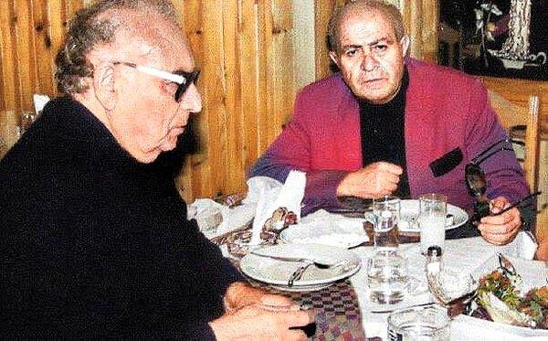 2. Ahmed Arif ve Yaşar Kemal rakı masasında, 1991.