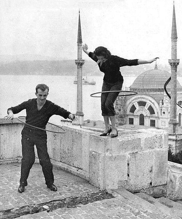 17. Hulahop çeviren iki arkadaş, İstanbul, 1958.