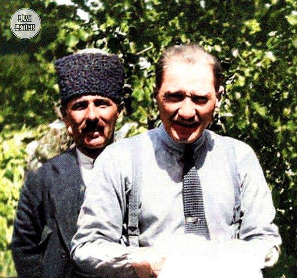 19. Çankaya Köşkü bahçesinde Mustafa Kemal Atatürk, Ankara, 1921.